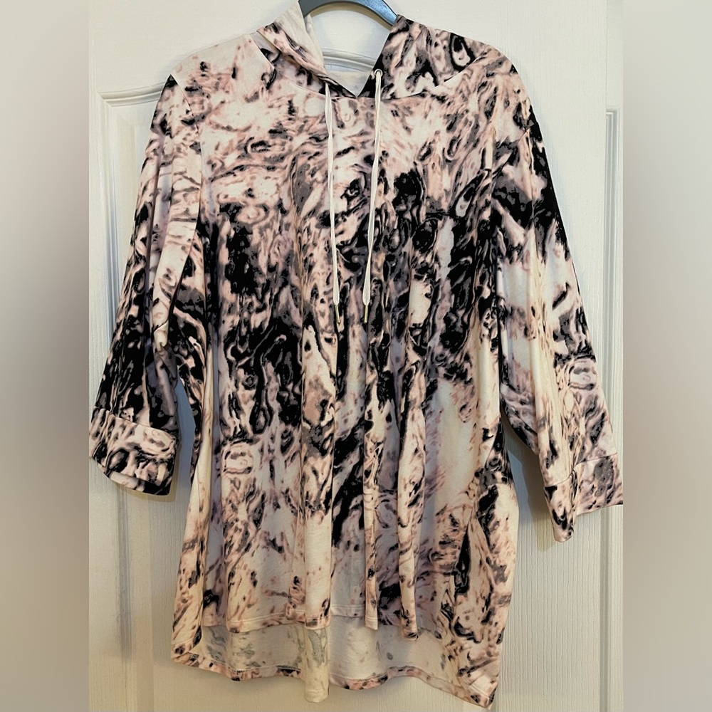 Hi-lo light fabric sweatshirt. 100% cotton, pink/black/white swirl design.